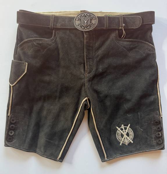 Lederhose kurz mit Gürtel
