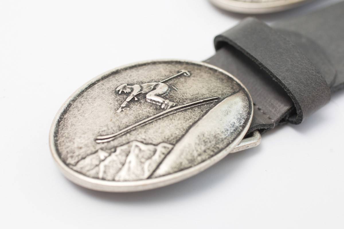 Gürtel mit Silberschnalle Grau