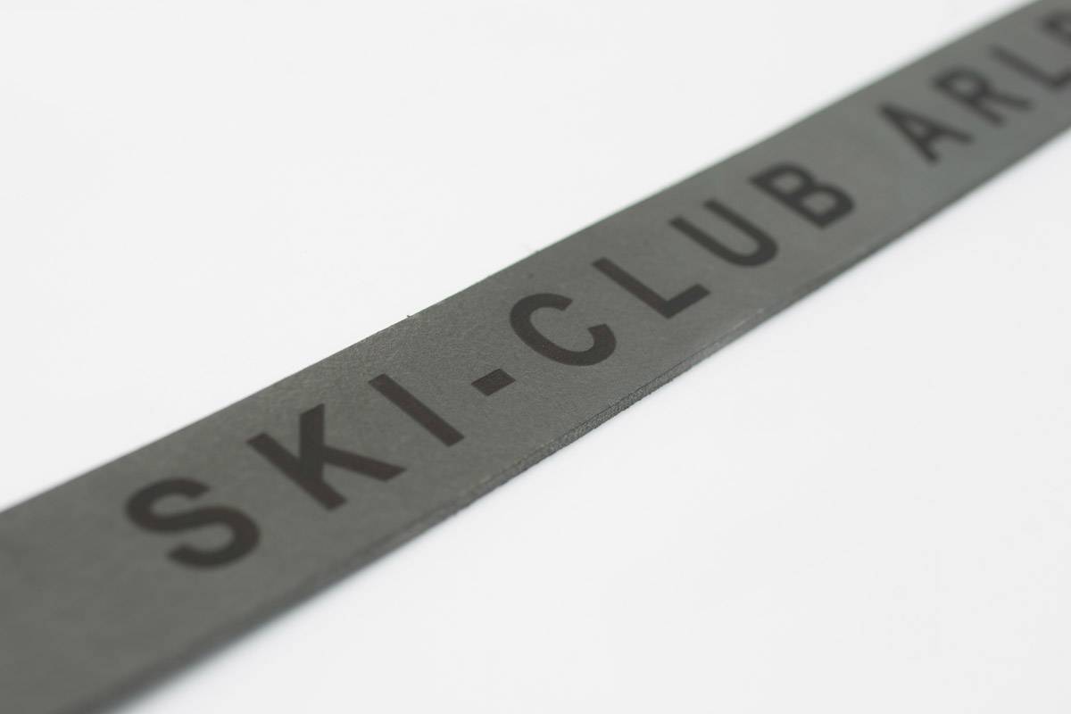 Gürtel mit Silberschnalle Grau