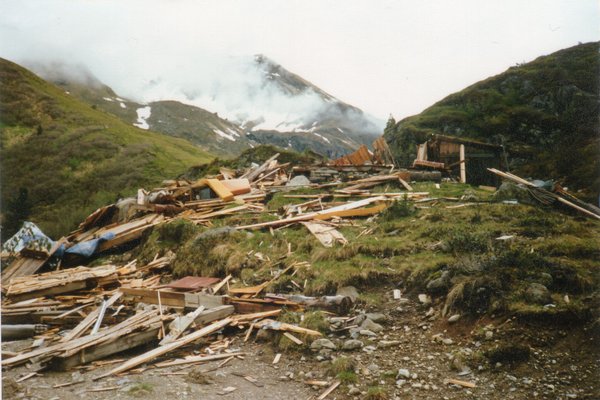 hütte nach lawiene.jpg