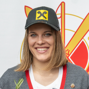 30 / 5.000 Magdalena Egger on the podium